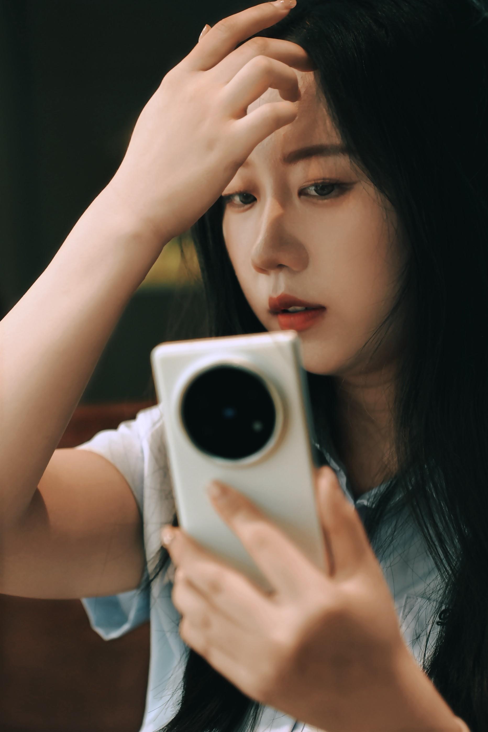 折叠屏拍照太犯规了叭!團 在咖啡店随手拍